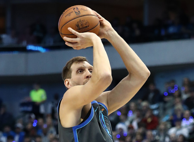 法兰克福训练开放日，国际比赛日豪取连胜引欢呼，意甲在即，更衣室氛围转暖的简单介绍